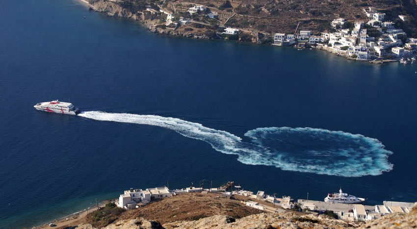 Baie de Katapola du point de vue de Minoa sur l'ile d'Amorgos en Grèce